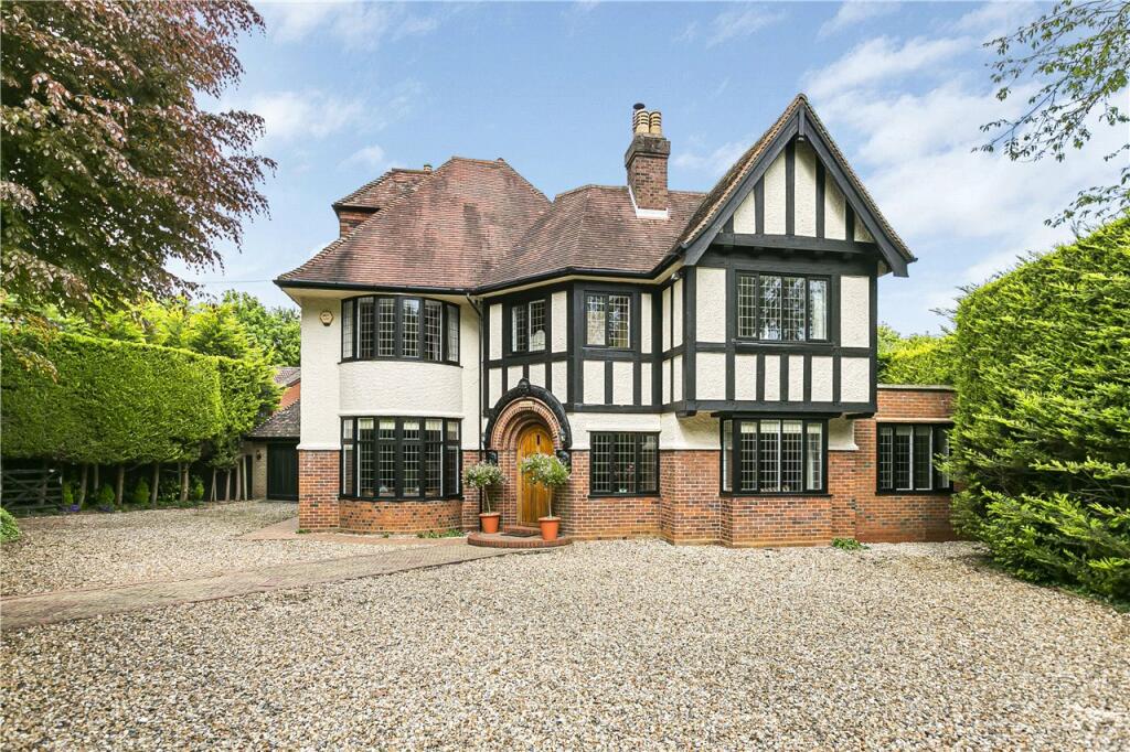 5 bedroom detached house for sale in Gosmore Road, Hitchin