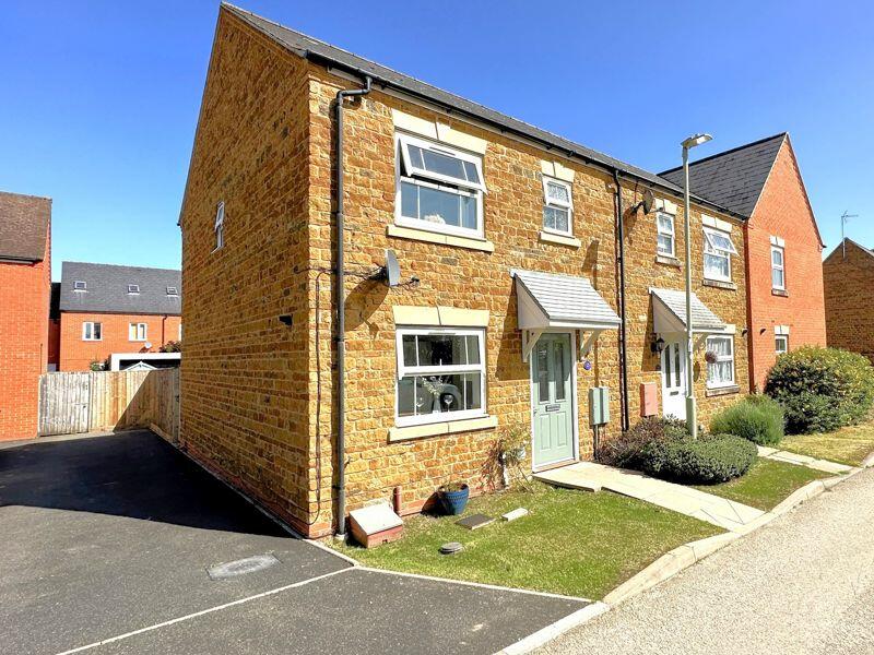 3 bedroom terraced house for sale in Bridges Close, Bloxham No onward chain, OX15