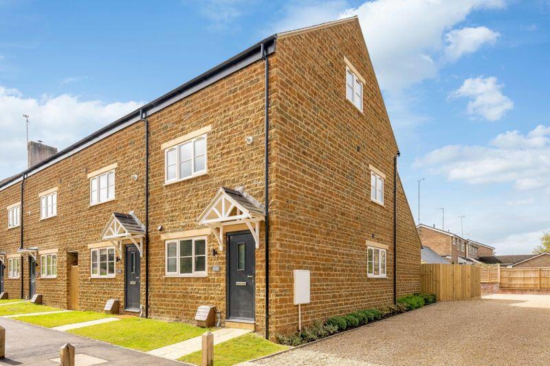 3 bedroom terraced house for sale in Aurelia Terrace, Bloxham, OX15