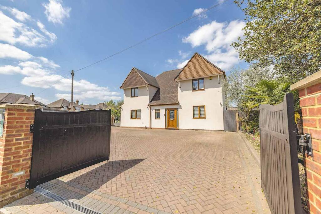 5 bedroom detached house for sale in Denham Lane, Chalfont St