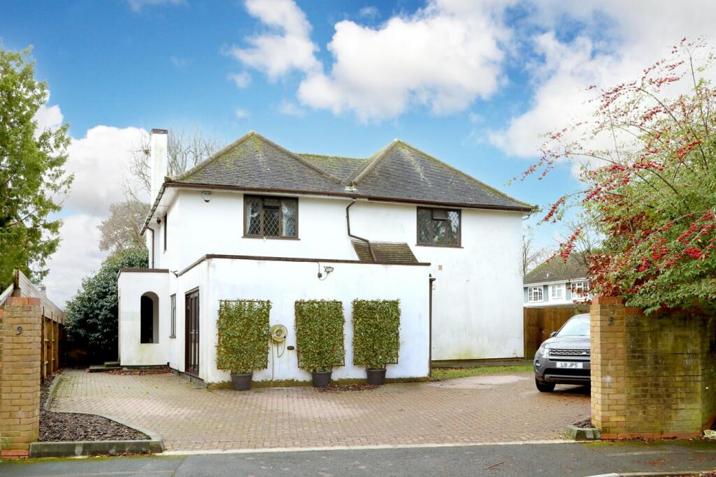 4 bedroom detached house for sale in Freemans Close, Stoke Poges, SL2