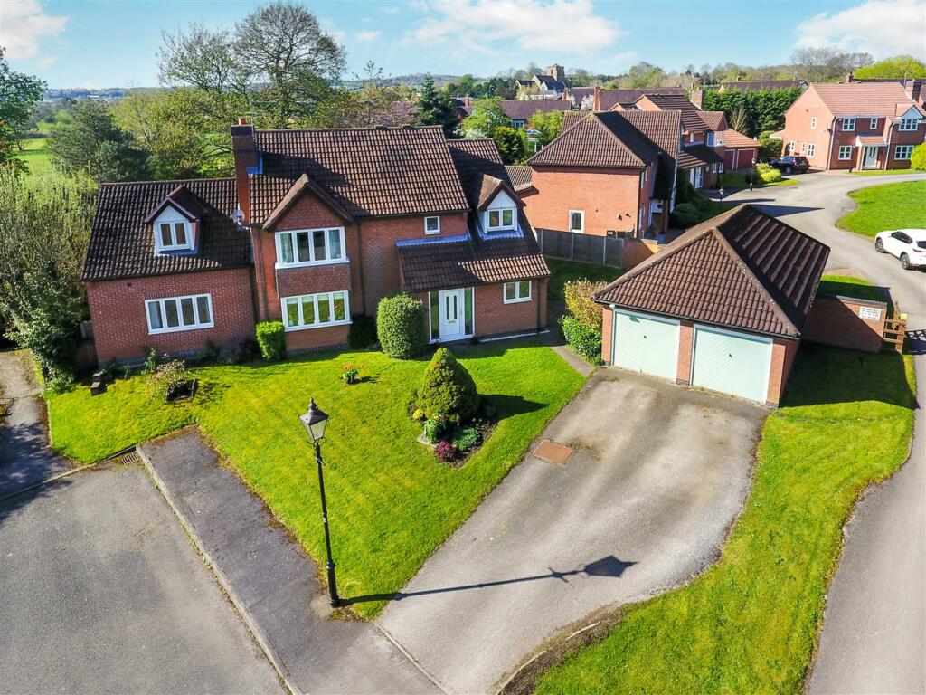 6 bedroom detached house for sale in The Spinney, Mancetter, Atherstone