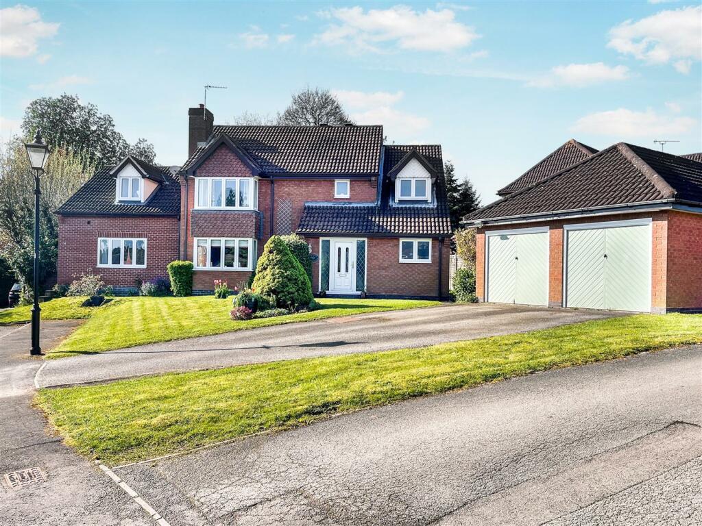6 bedroom detached house for sale in The Spinney, Mancetter, Atherstone
