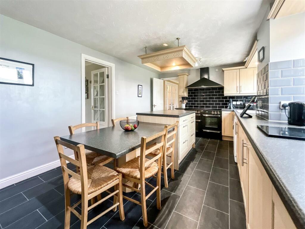 6 bedroom detached house for sale in The Spinney, Mancetter, Atherstone