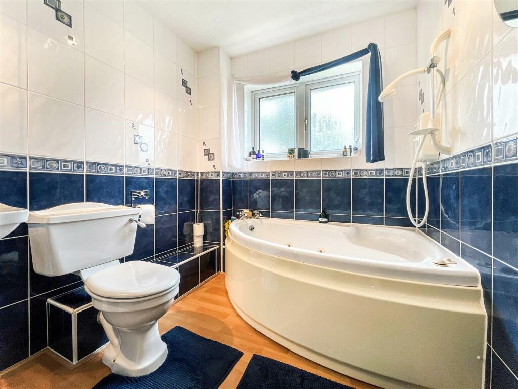 6 bedroom detached house for sale in The Spinney, Mancetter, Atherstone