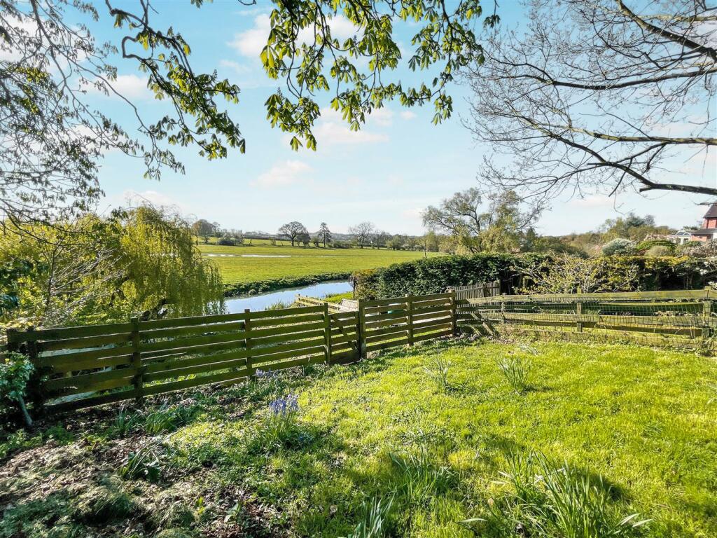6 bedroom detached house for sale in The Spinney, Mancetter, Atherstone