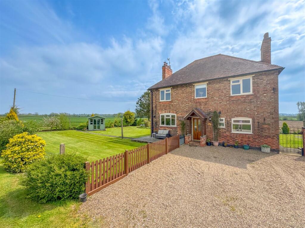 3 bedroom detached house for sale in Bosworth Road, Congerstone