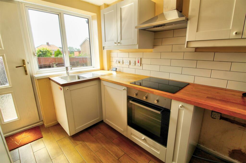 3 bedroom semidetached house for sale in Redlands, Penshaw, Houghton