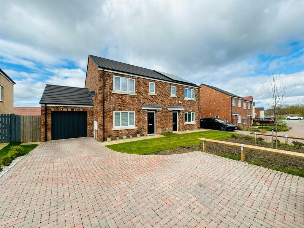 3 bedroom house for sale in Holmfirth Close, HettonLeHole, Houghton