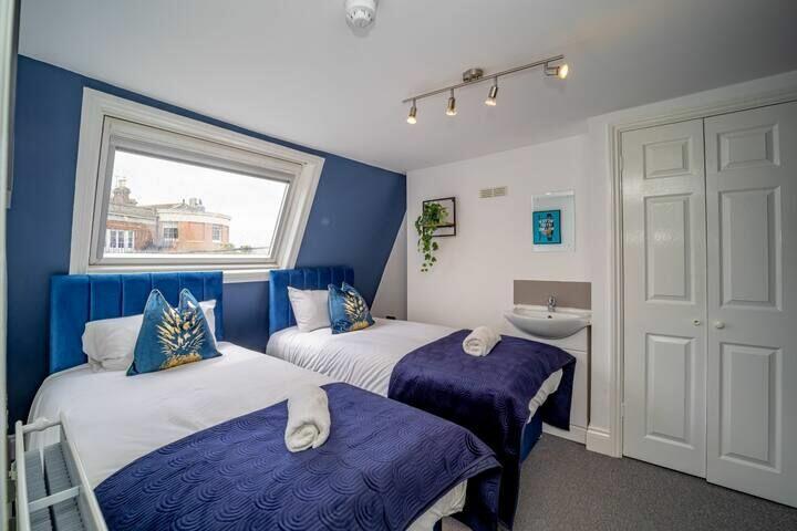 Additional property image - Western Road, Hove