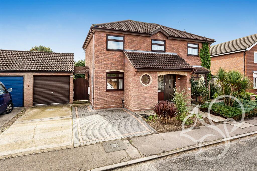 3 bedroom detached house for sale in Gainsborough Close, West Mersea, CO5