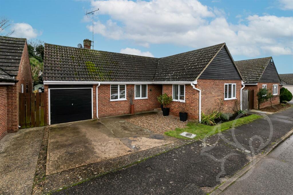 3 bedroom detached bungalow for sale in Pine Grove, West Mersea
