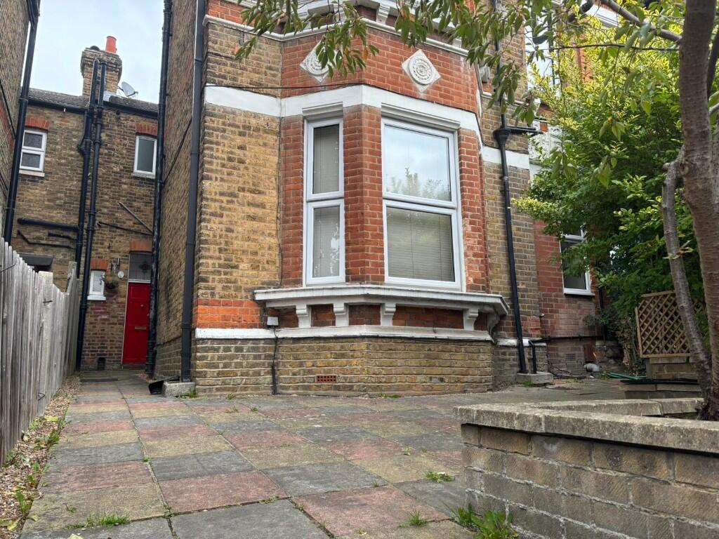 Main image of property: Flat 2, 21 Manor Road, Beckenham, Kent, BR3 5JB