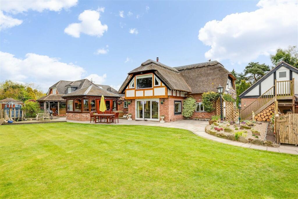4 bedroom detached house for sale in Charming thatched cottage in