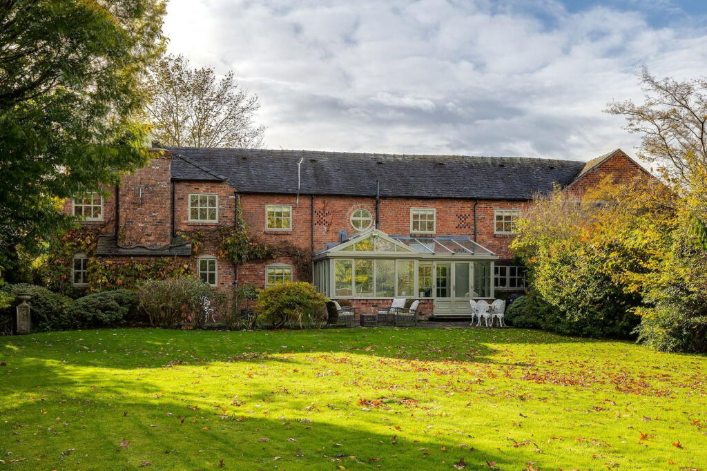 Main image of property: 3200 sq ft barn conversion in 1.5 acres