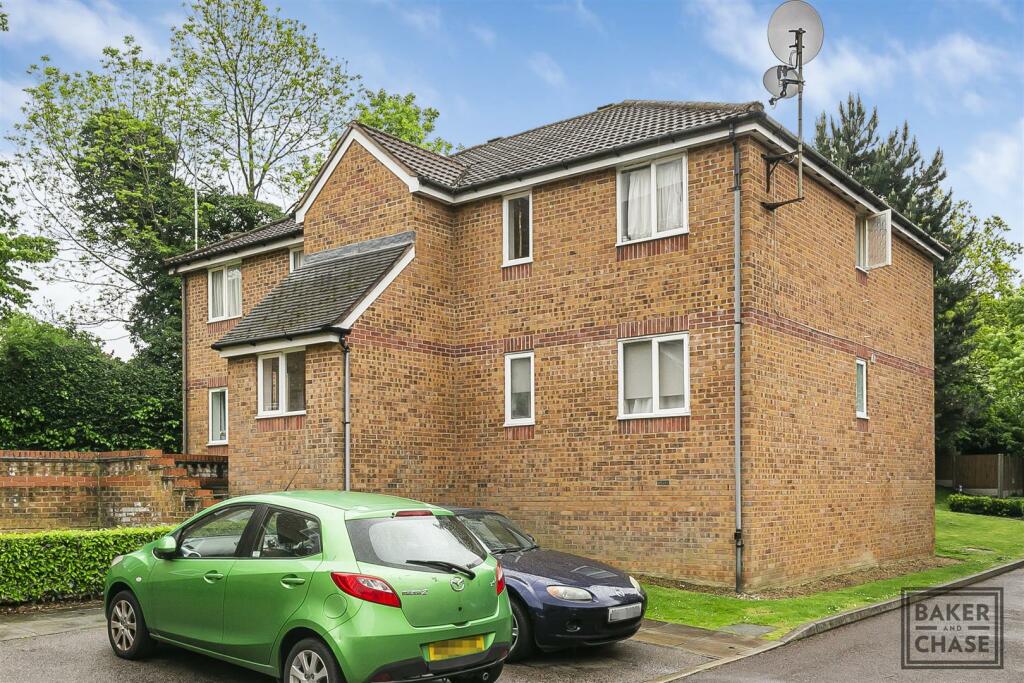 2 bedroom flat for sale in Montrose Court, Ashfield Road, Southgate