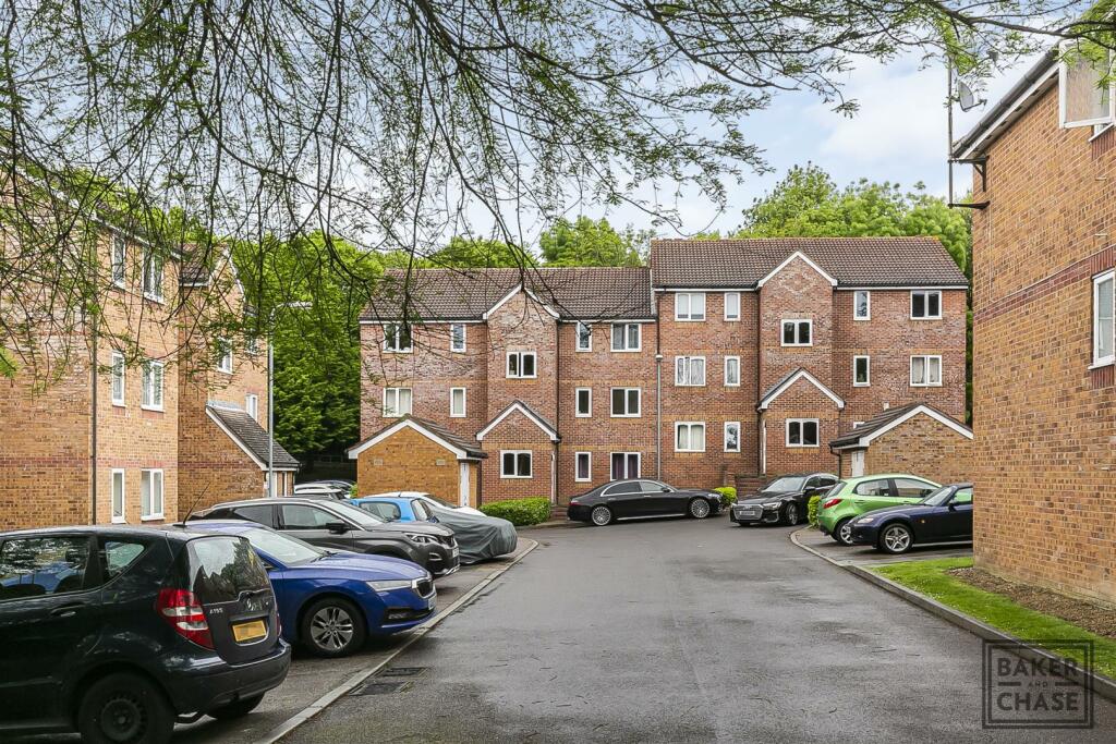 2 bedroom flat for sale in Montrose Court, Ashfield Road, Southgate