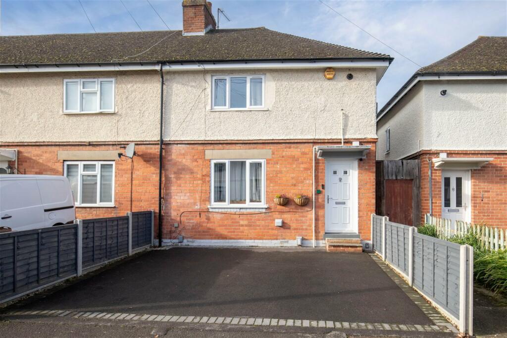 3 bedroom end of terrace house for sale in Whaddon Avenue, Whaddon