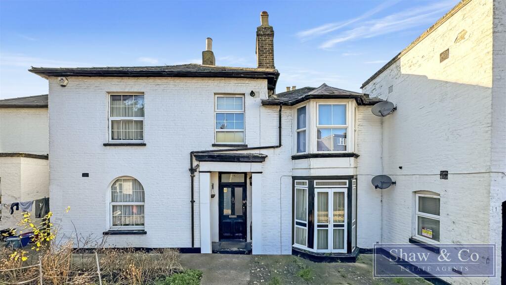 3 bedroom flat for sale in Sutton Lane, Hounslow, TW3