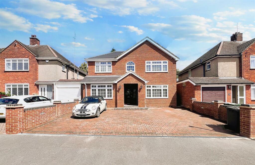 5 bedroom detached house for sale in Bushmead Road, Luton, LU2