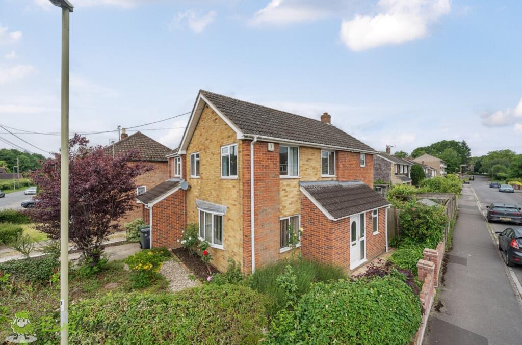 4 bedroom detached house for sale in Rowan Road, Tadley, Hampshire, RG26