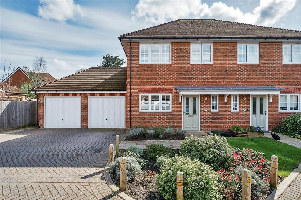 3 bedroom semidetached house for sale in Vyne Walk, Ash, Surrey, GU12