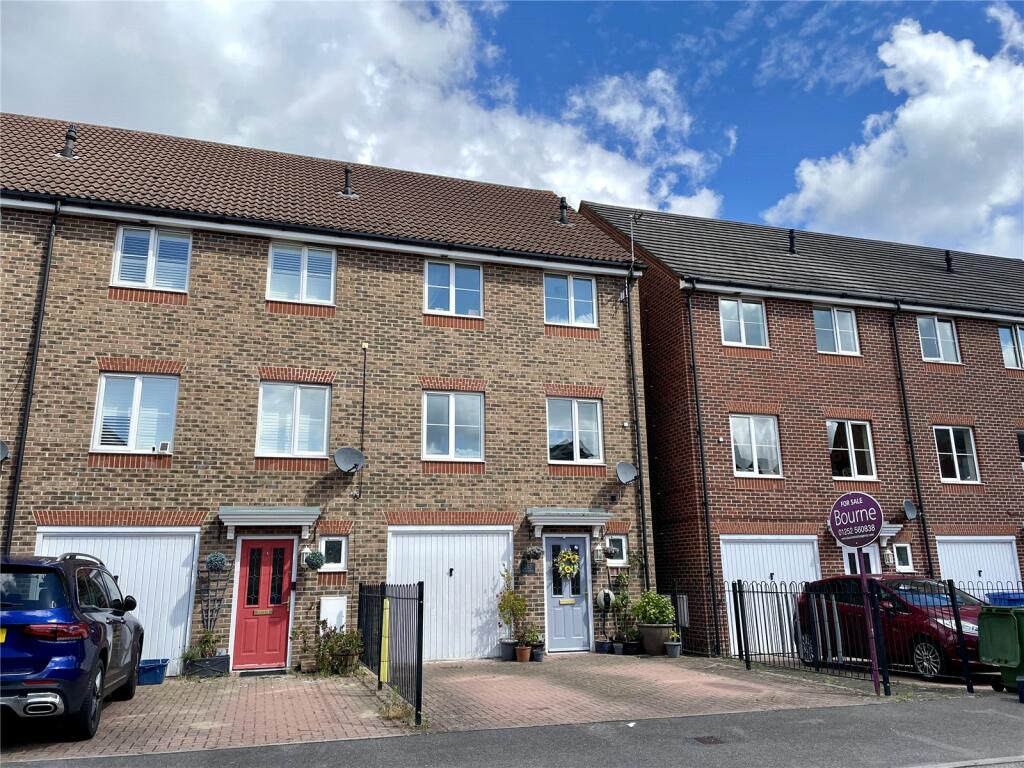 4 bedroom end of terrace house for sale in Woodland Walk, Aldershot