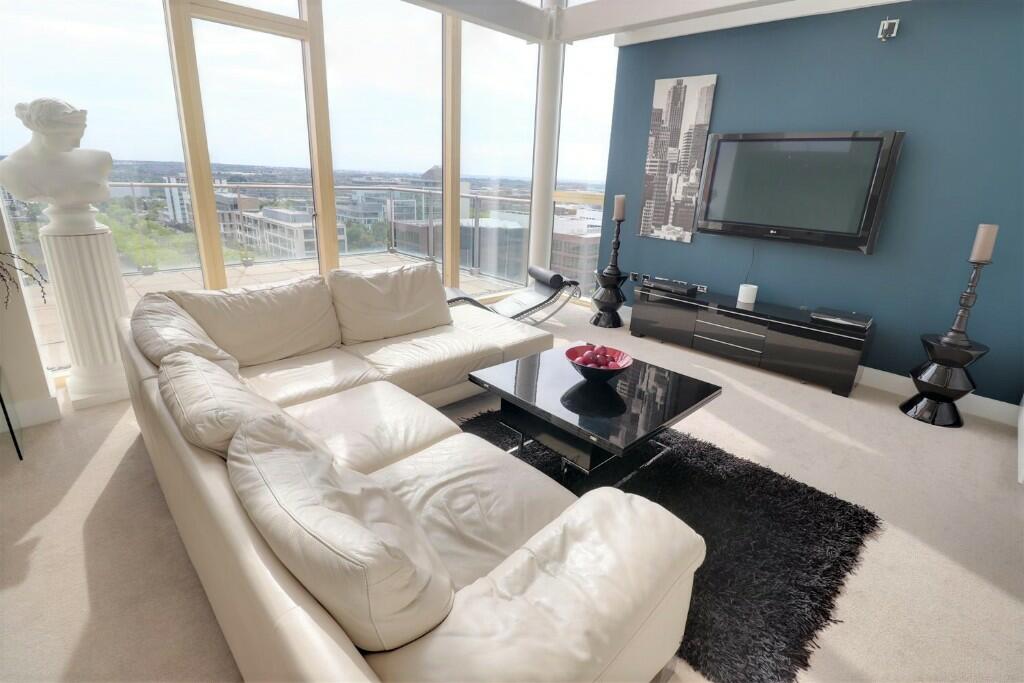 Main image of property: 91 Pearl House, MK9 **Chairmans Exclusive 2 Storey Penthouse ** Probably the best Penthouse in Central MK! now £3250 PCM