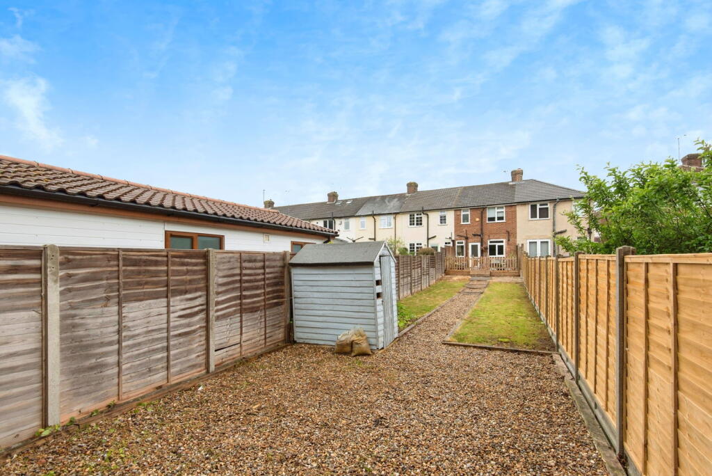 2 bedroom terraced house for sale in Stapleford Road, Luton, LU2 8AX, LU2
