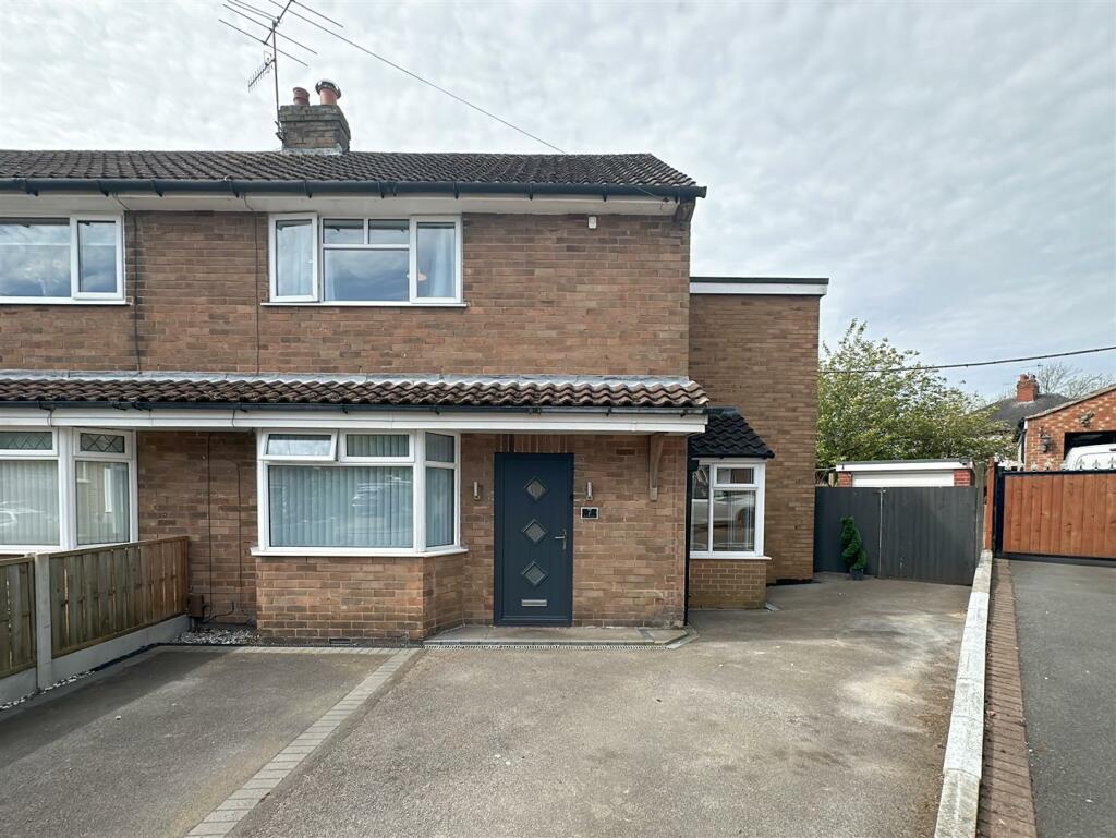 3 bedroom semidetached house for sale in Sunridge Close, StokeOn