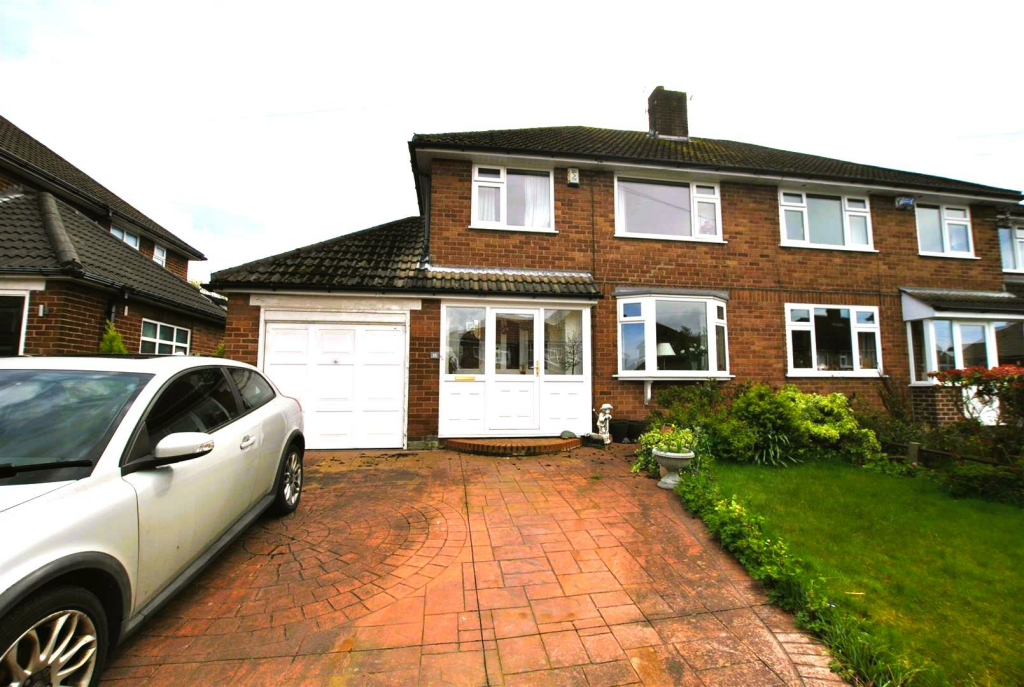 4 bedroom semi-detached house for sale in Pickering Crescent, Thelwall, WA4