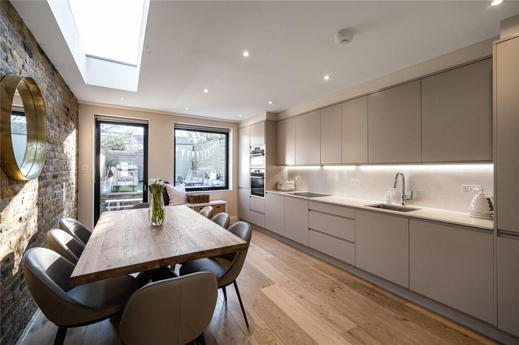 3 bedroom terraced house for sale in Brunswick Crescent, London, N11