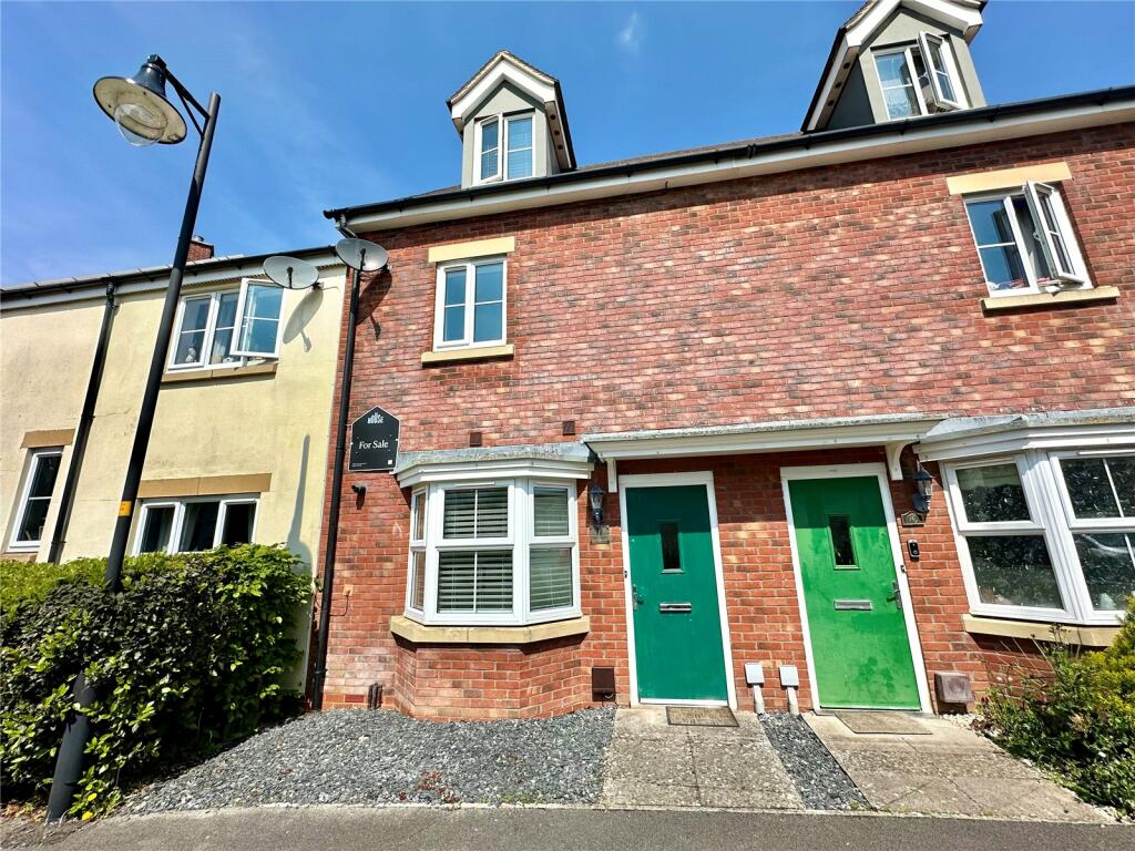 3 bedroom terraced house for sale in Vistula Crescent, Swindon, SN25