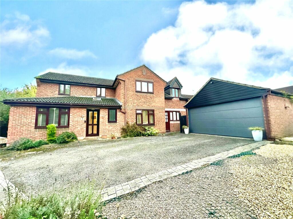 5 bedroom detached house for sale in Cartwright Drive, Shaw, Swindon, SN5