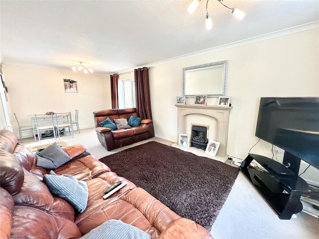 3 bedroom detached house for sale in St Albans Close, Rodbourne