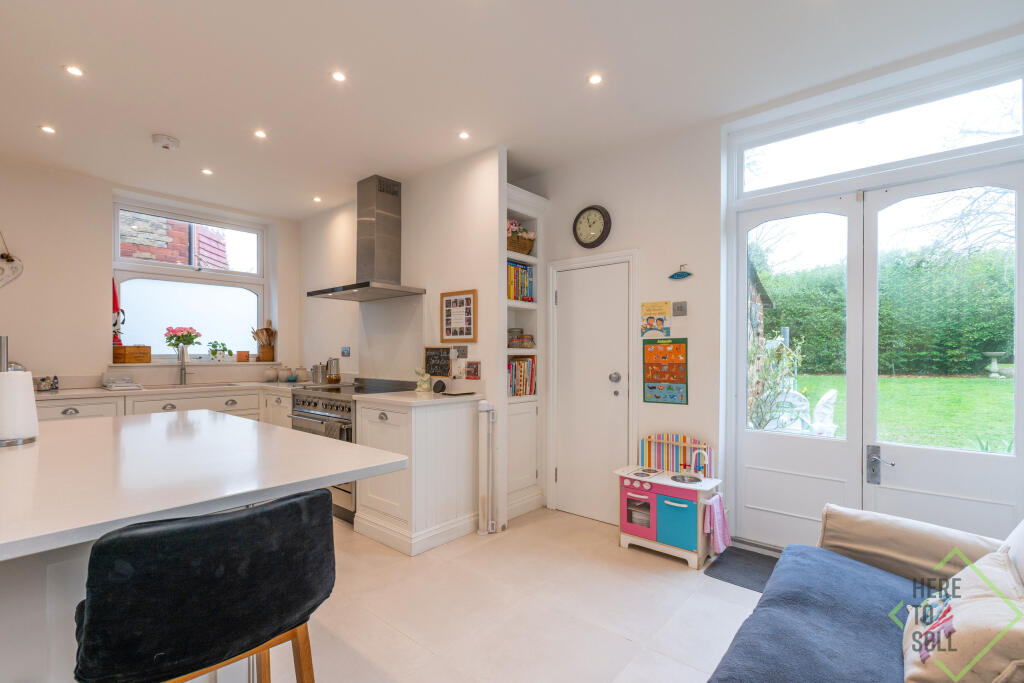 Main image of property: Berkshire Gardens, Palmers Green, N13