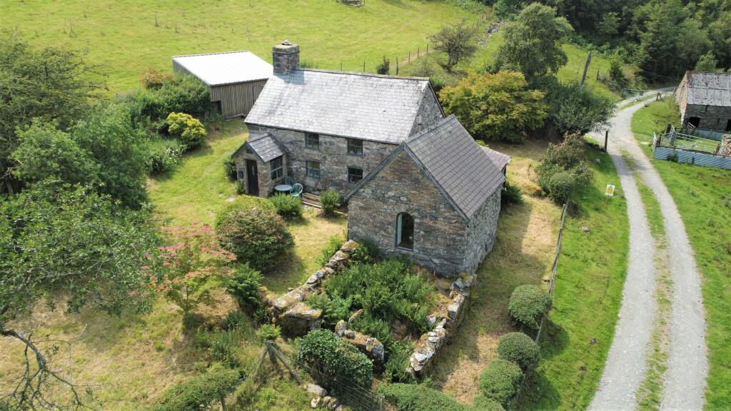 3 bedroom detached house for sale in Maes Y Fedw, Llanfor, Bala, LL23