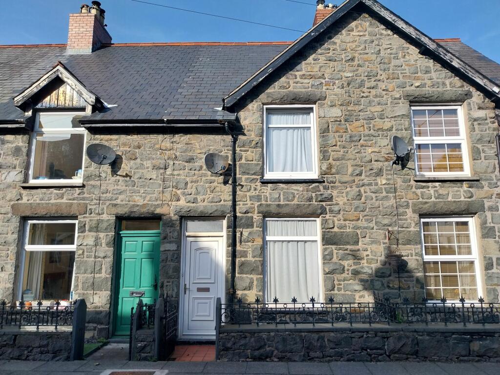 3 bedroom terraced house for sale in Maes Talaran, Dolgellau, LL40