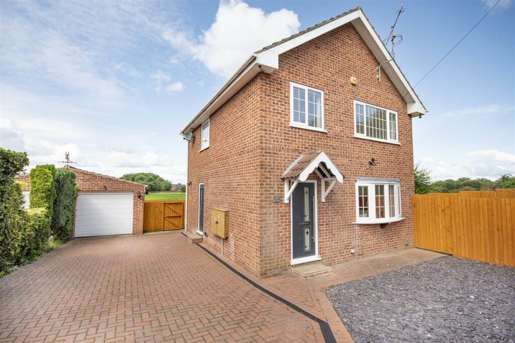3 bedroom detached house for sale in Bolham Lane, Retford