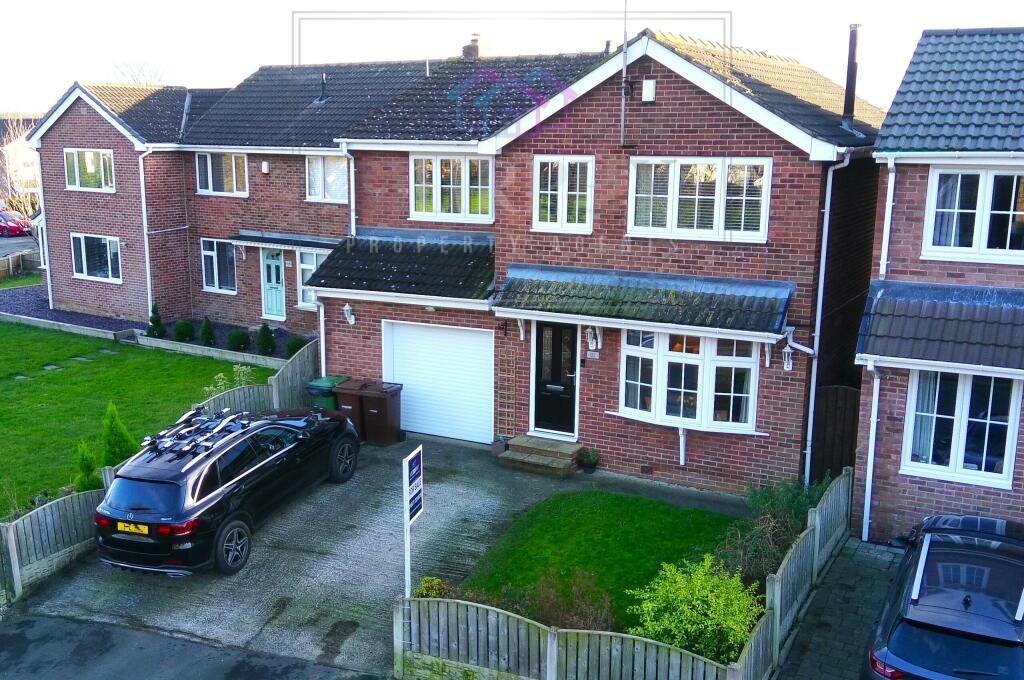 4 bedroom detached house for sale in Mill Gate, Ackworth, Pontefract