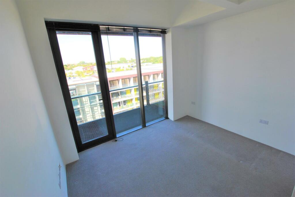 Additional property image - Lake Shore Drive, Bristol