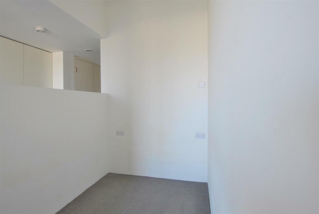 Additional property image - Lake Shore Drive, Bristol