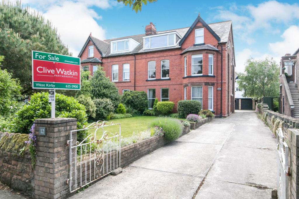 3 bedroom flat for sale in Park Road, West Kirby, Wirral, Merseyside, CH48