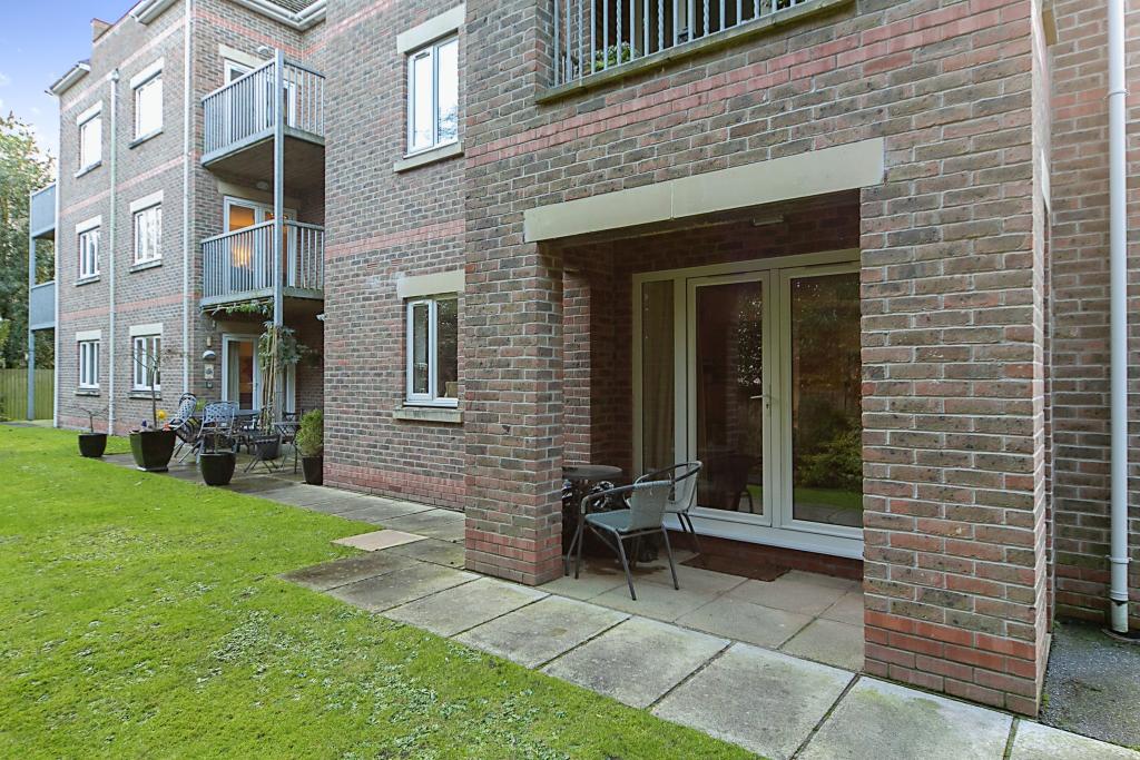 2 bedroom flat for sale in Bromborough Road, Wirral, CH63