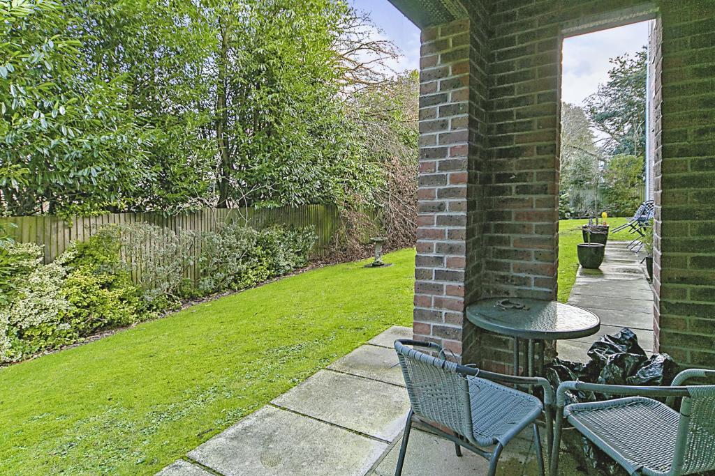 2 bedroom flat for sale in Bromborough Road, Wirral, CH63