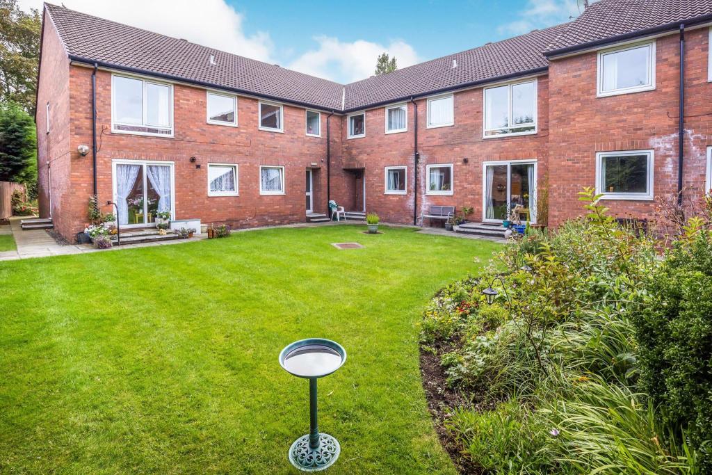 2 bedroom flat for sale in Red Dale Flats, Dale Avenue, Heswall, Wirral