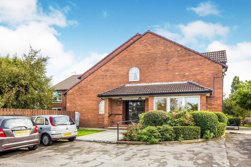 2 bedroom flat for sale in Red Dale Flats, Dale Avenue, Heswall, Wirral