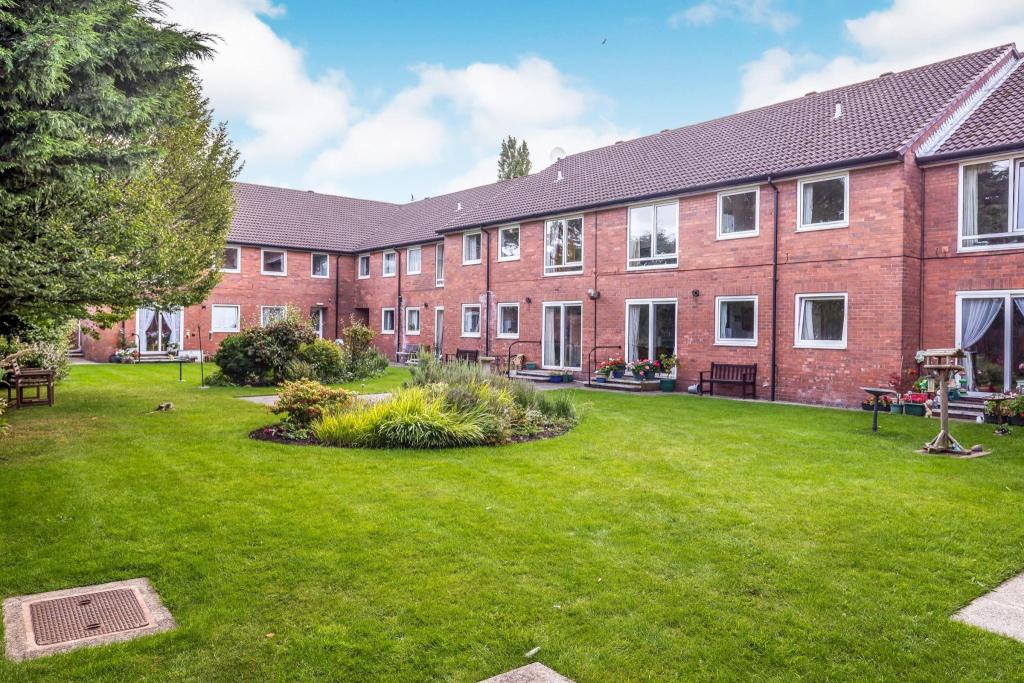 2 bedroom flat for sale in Red Dale Flats, Dale Avenue, Heswall, Wirral