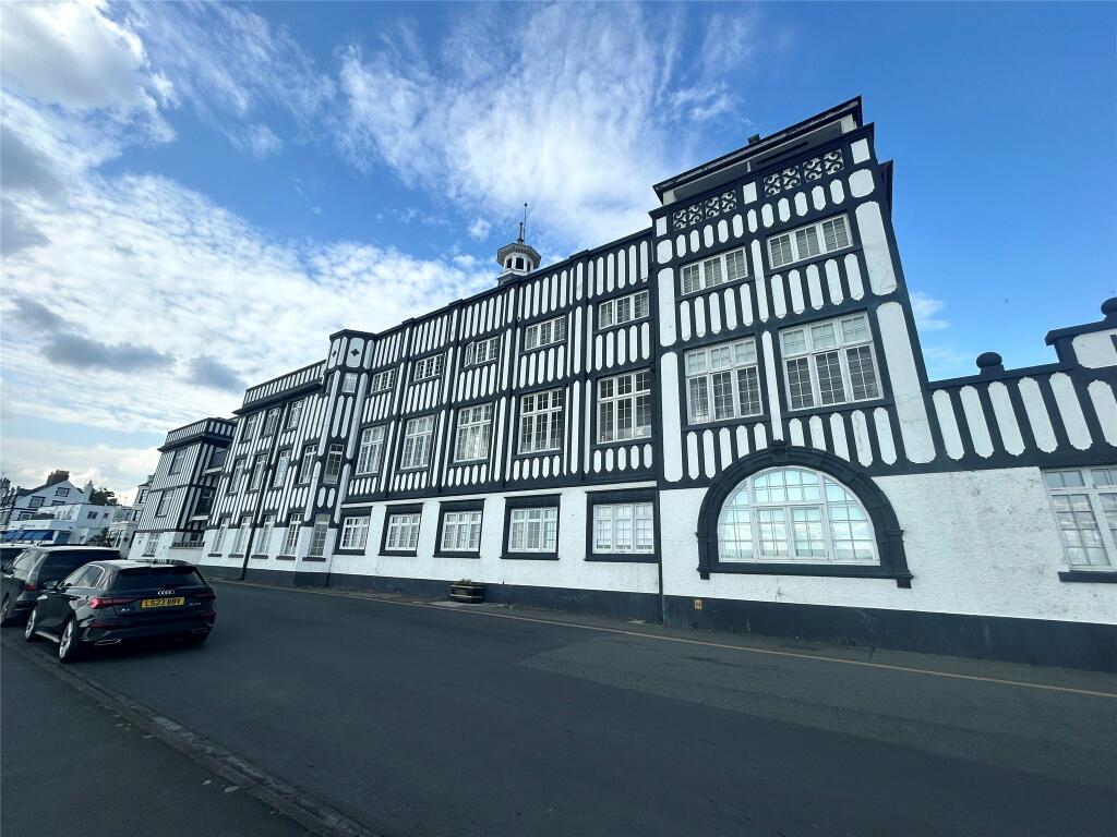 2 bedroom flat for sale in Grenfell Park, Parkgate, Neston, Cheshire, CH64