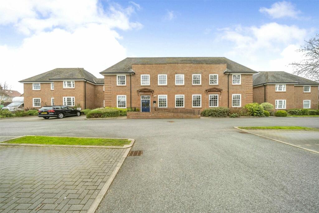 2 bedroom flat for sale in Hinderton Road, Neston, Cheshire, CH64
